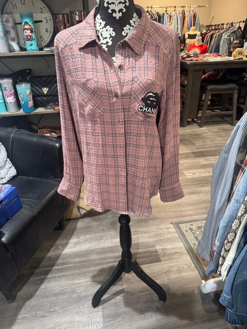 Leopard Print Stiletto Graphic shirt in Mauve and Brown - Picture 4 of 4